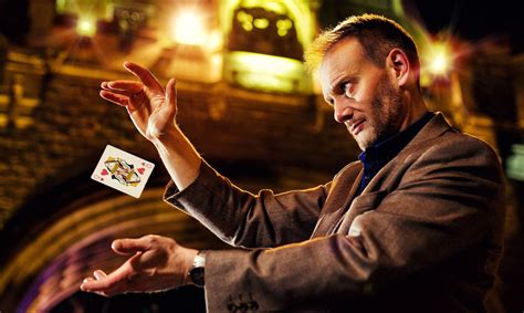 From Ordinary to Extraordinary: Transform Your Event with a Corporate Event Magician in London